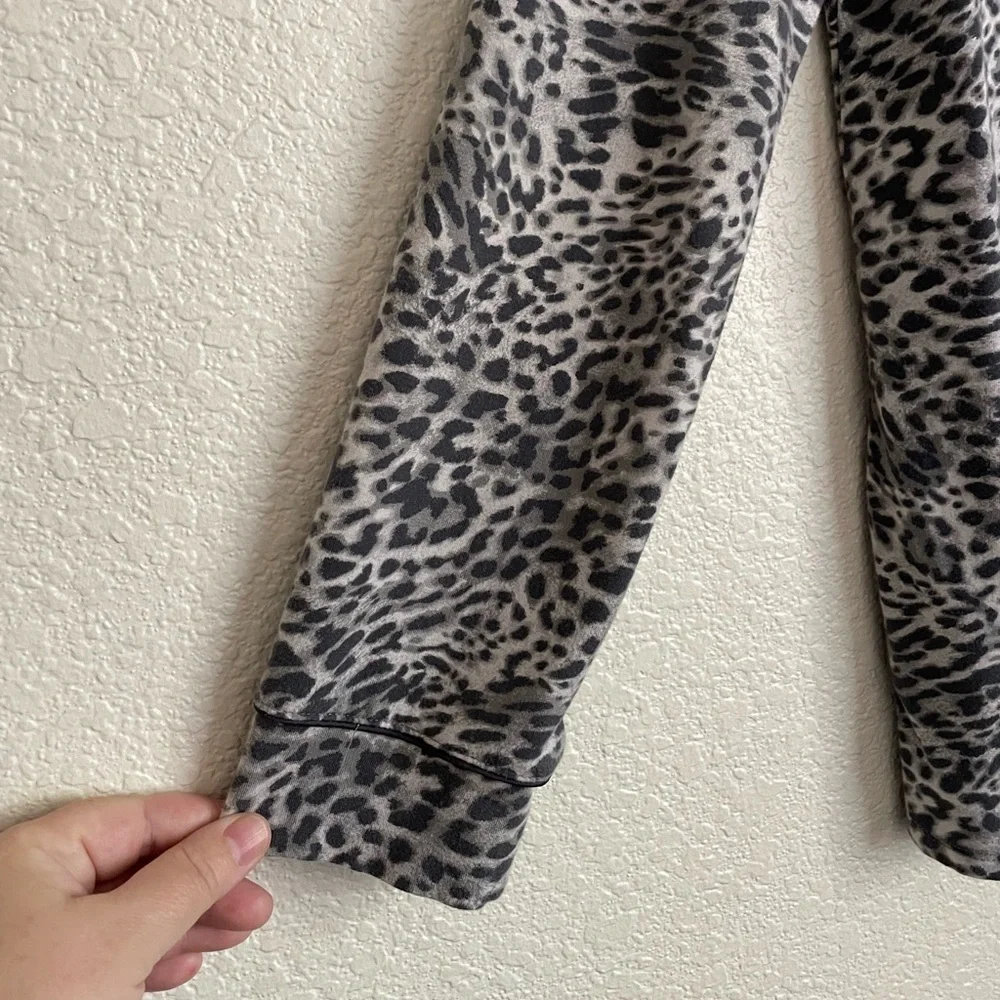 Soma Embraceable Long Sleeve Notch Collar Pajama Top XS Grey Animal Print - Picture 4 of 9